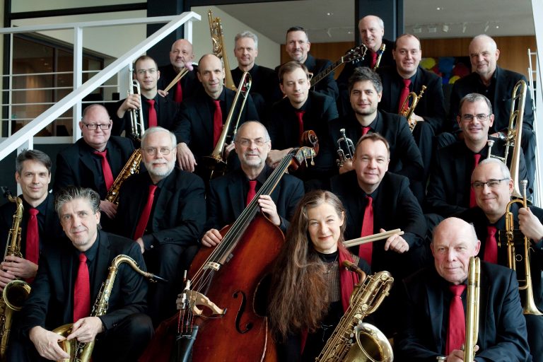 Ensemblefoto der BigBand in der Deutschen Oper Berlin