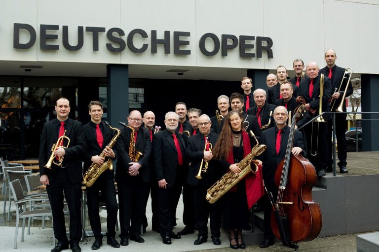 Die BigBand vor der Deutschen Oper Berlin